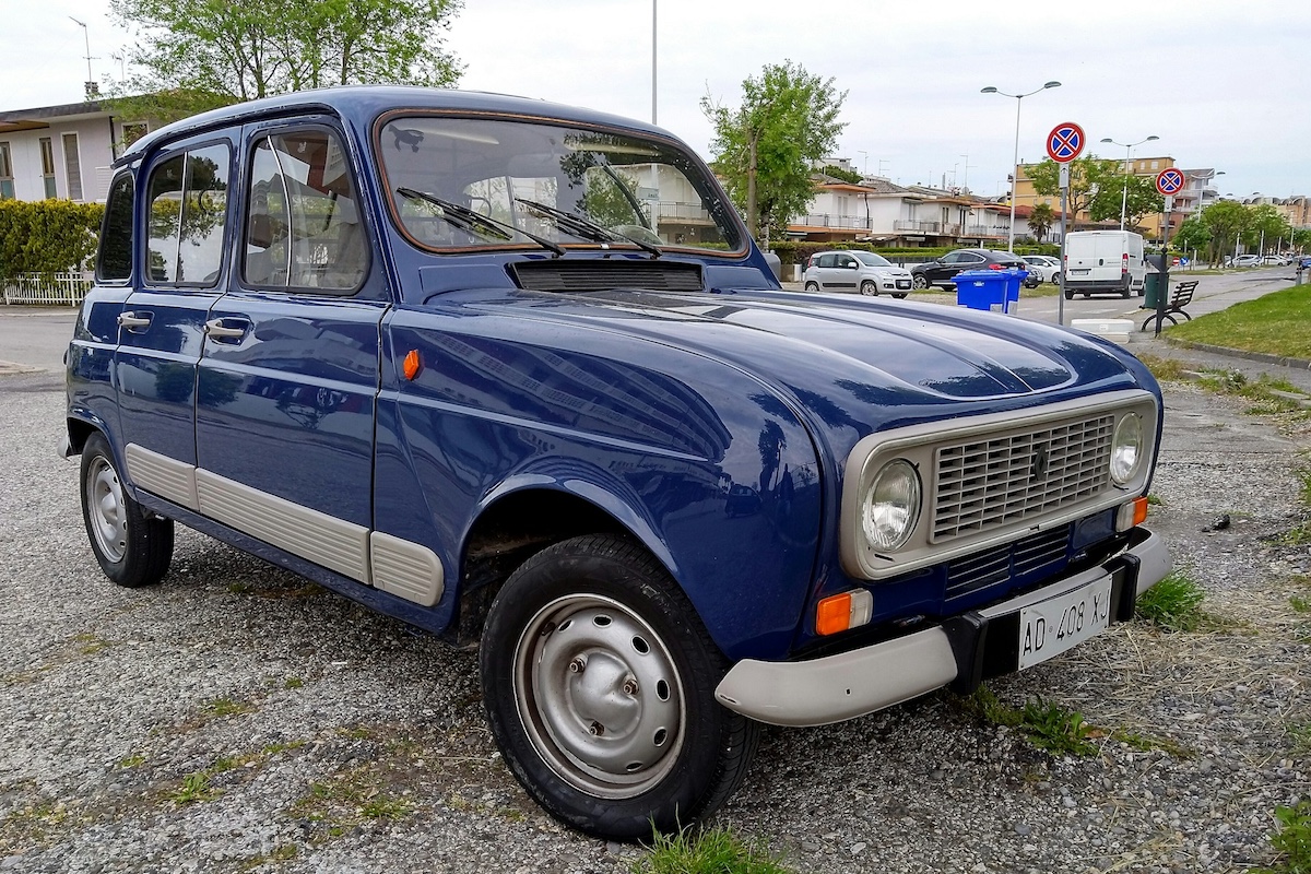 Renault 4 - Photo by Lukasz Jablonski on Unsplash